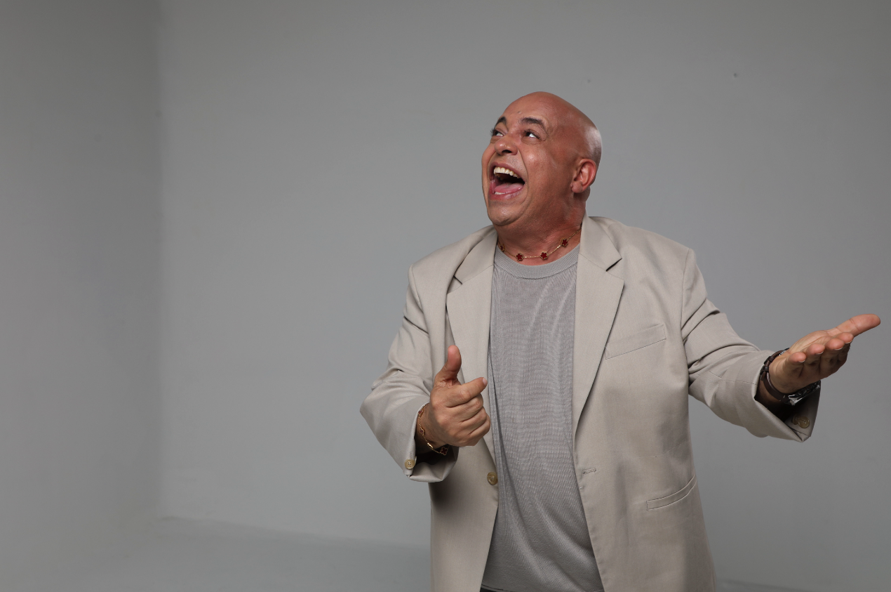Abdias mostrando produtos ao vivo